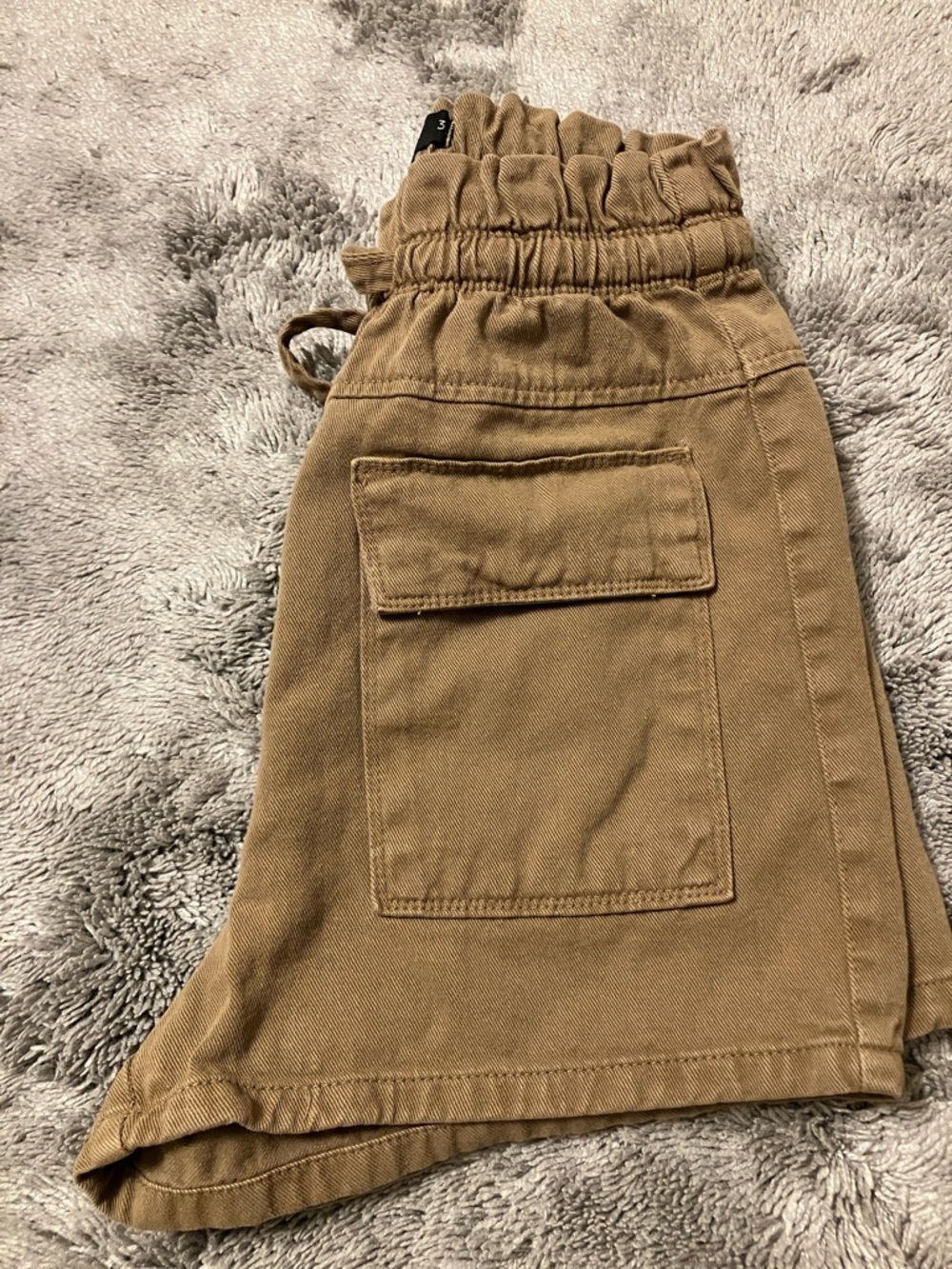Elastic-Waist Cargo Shorts in Tan - Picture 3 of 6